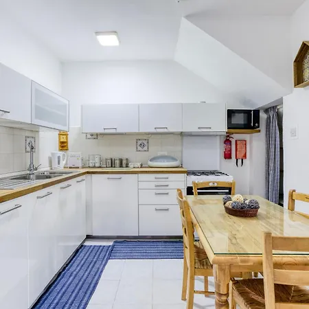Peaceful 1br Maisonette With Sofa Bed With Wifi By 360 Estates *